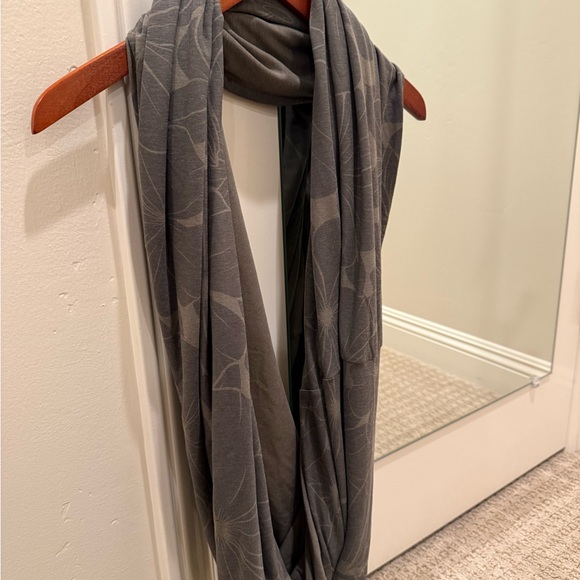 NOBULL Two-Tone Infinity Scarf / Army Green & Army Green Hibiscus - Picture 2 of 5